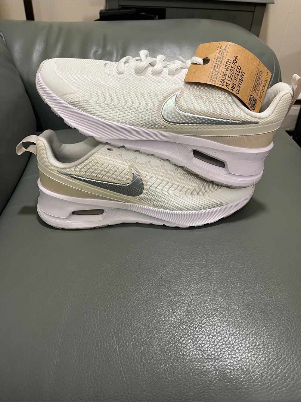 Nike Air max Nuaxis SE Light Beige Sneakers with Silver Swoosh